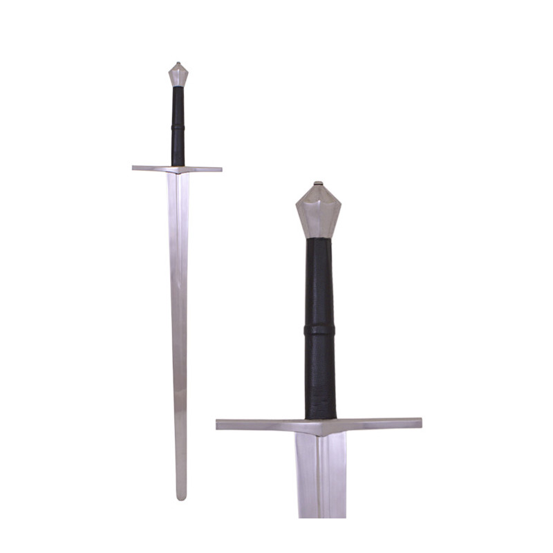 Épée médiévale à une main et demi prête au combat